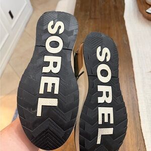 Sorel Women’s Black and Green Treaded Logo Winter Boots